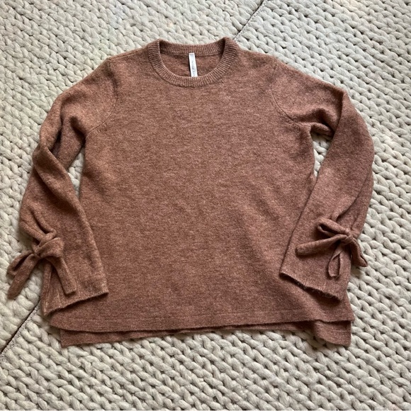 Babaton The Group Wool Sweater with Bow Sleeves | xxs - Picture 3 of 14